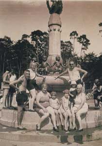 1987 Nach seiner Renovierung fließt aus dem Struwwelpeterbrunnen im Stadionbad wieder Wasser.